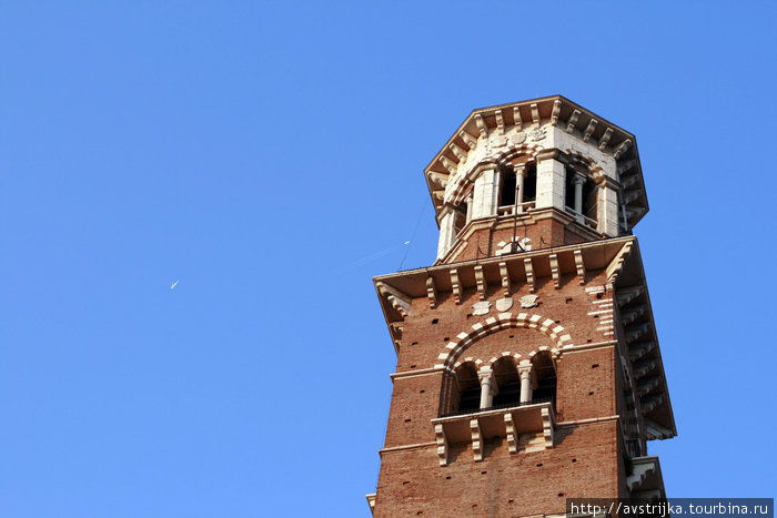 башня Ламберти и голубое веронское небо Верона, Италия