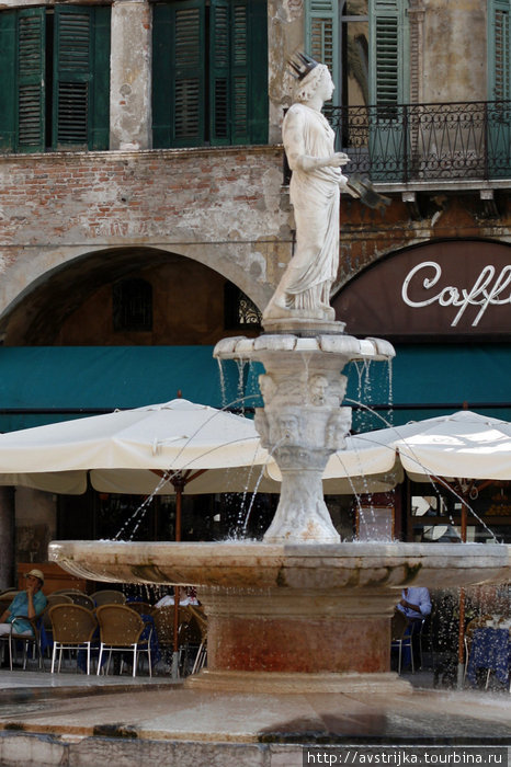 фонтан на площади Эрбе Верона, Италия