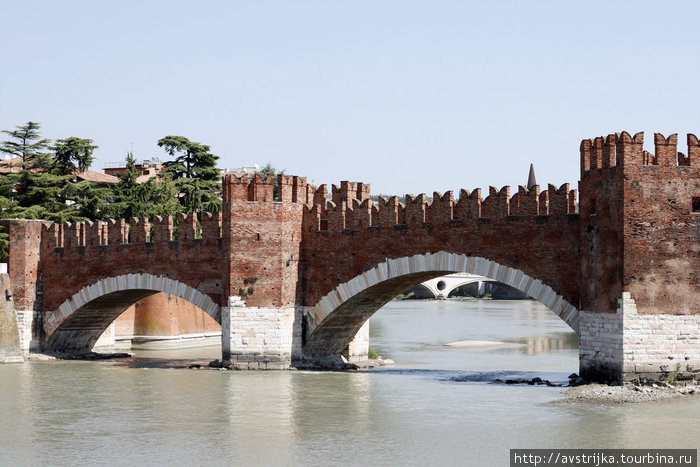 вид на мост Скалигеров с набережной Адидже Верона, Италия
