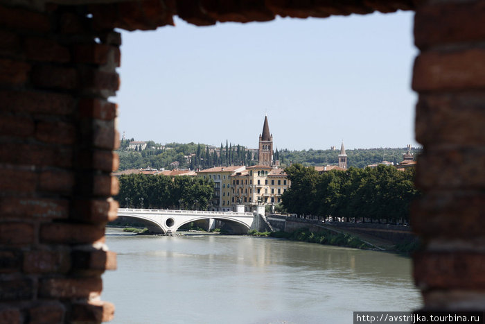 вид с моста на реку Адидже и набережную Верона, Италия