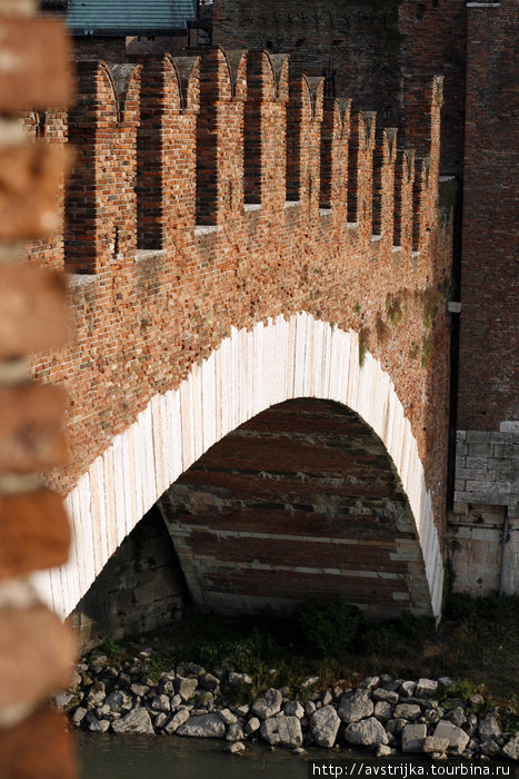 один из пролетов моста Скалигеров Верона, Италия