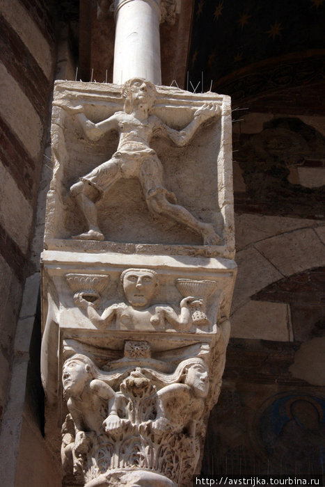 фигурки, украшающие Кафедральный собор Вероны Верона, Италия