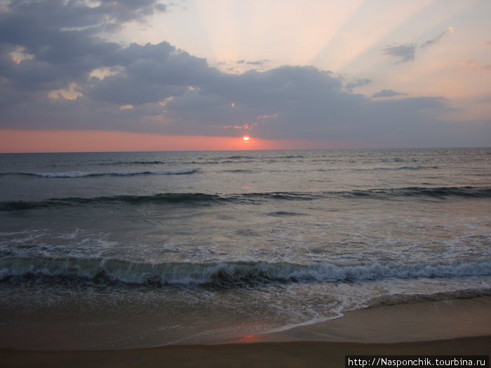 Закат на берегу Индийского океана Шри-Ланка