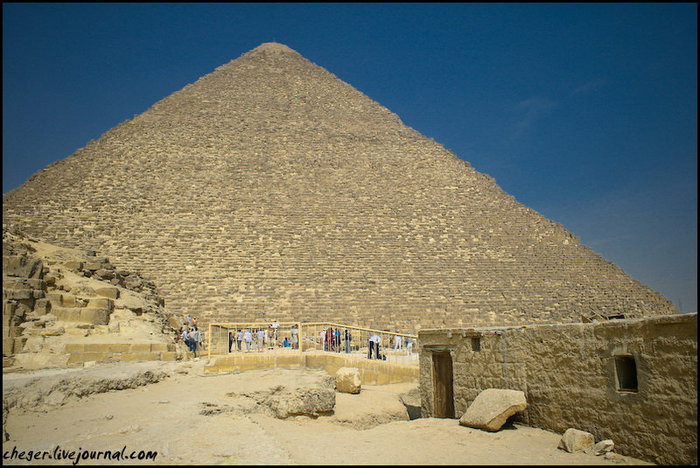 Мастабы нафоне пирамид Гиза, Египет