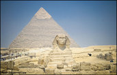 Сфинкс на фоне пирамиды Хеопса