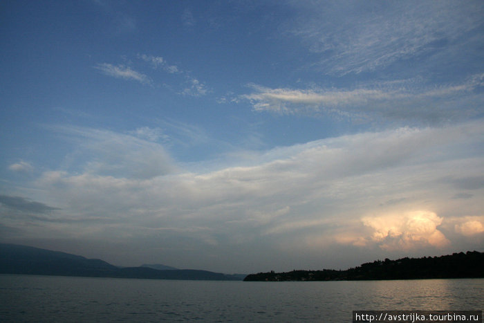 светящиеся облака Озеро Гарда, Италия