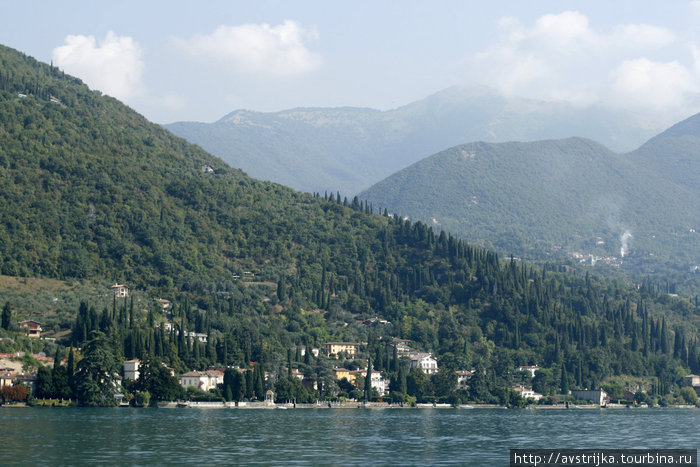 горы, утопающие в зелени Озеро Гарда, Италия