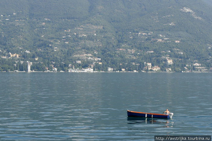 одинокая лодка Озеро Гарда, Италия