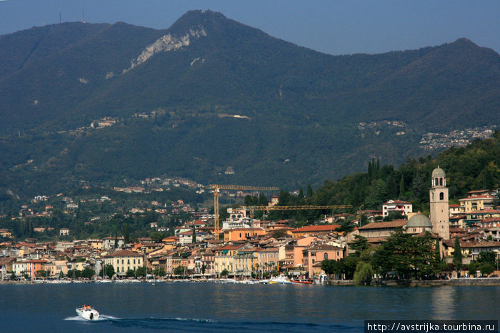 городок среди гор Озеро Гарда, Италия