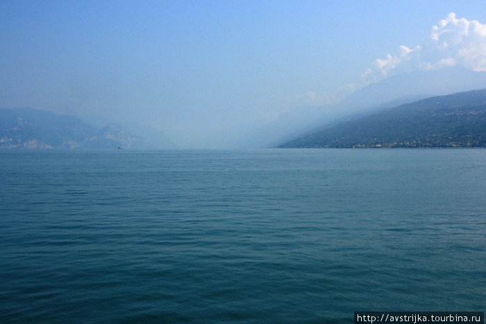 синее-синее озеро Озеро Гарда, Италия