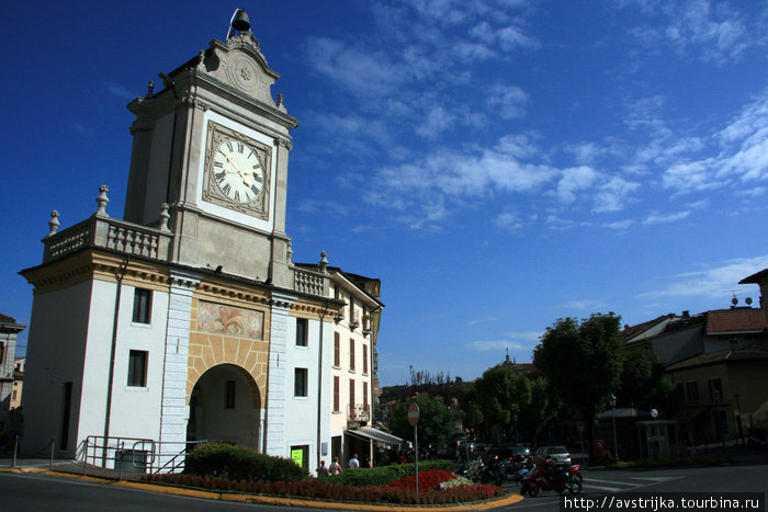 башня с часами в центре Сало Сало, Италия