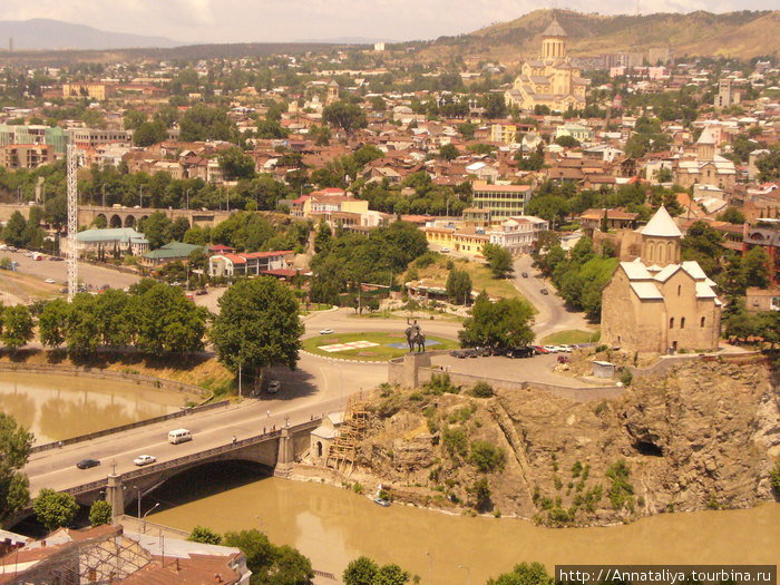 Прилетели мы в Тбилиси к вечеру. А на следующий же день отправились покорять крепость Нарикала, со стен которой открывался прекрасный вид на столицу Грузии! Грузия