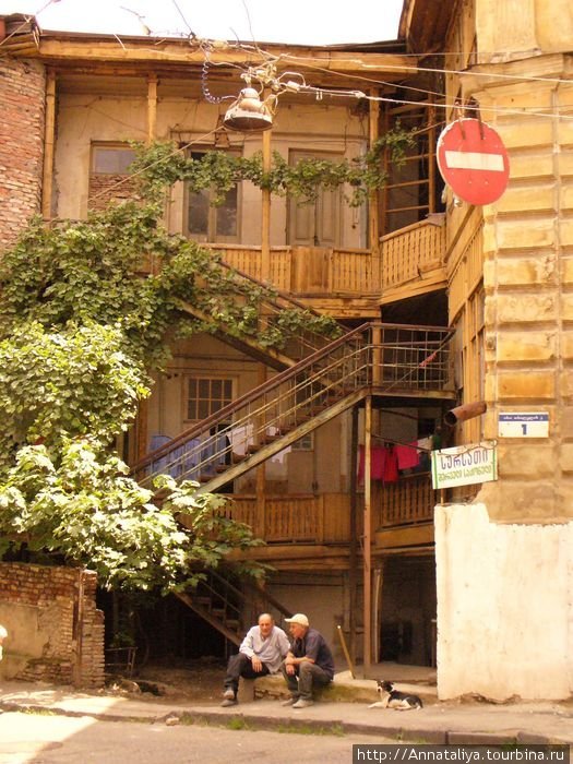 А примерно так выглядят многие дома старого Тбилиси сблизи! Грузия