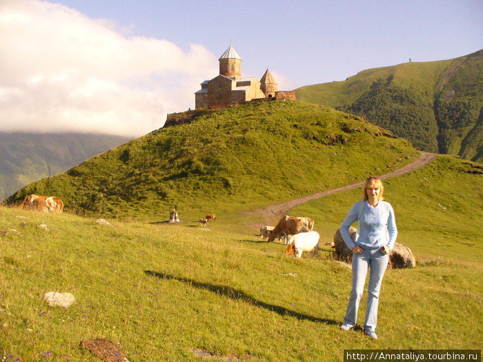 А ежели серьезно, то главной достопримечательностью Казбеги был очень красивый монастырь Троица Гергети высоко в горах. Енто я на его фоне после восхождения! :-))) Грузия