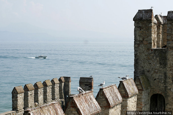 воды озера Гарда за стенами крепости Сирмионе, Италия