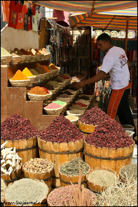 Прилавки со специями. До сих пор не понял, как можно таким образом продавать специи — ведь они выдохнутся за пару дней... Шарм-Эль-Шейх, Египет