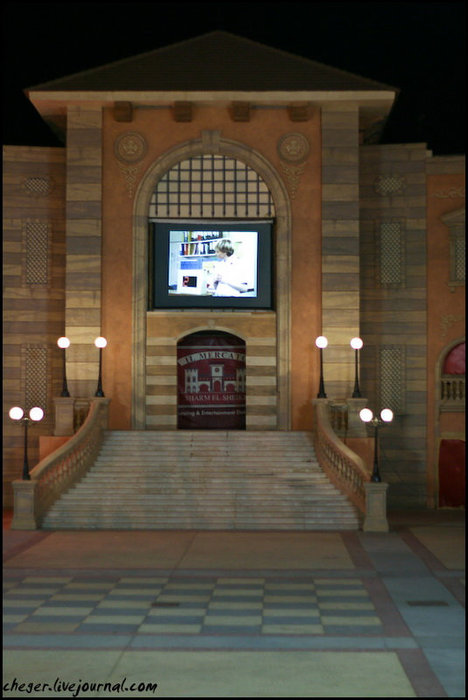 Огромный телевизор посреди амфитеатра в Иль Меркато Шарм-Эль-Шейх, Египет