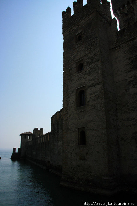 замок и канал Сирмионе, Италия