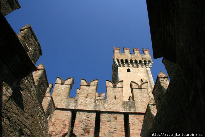 стены замка Сирмионе, Италия