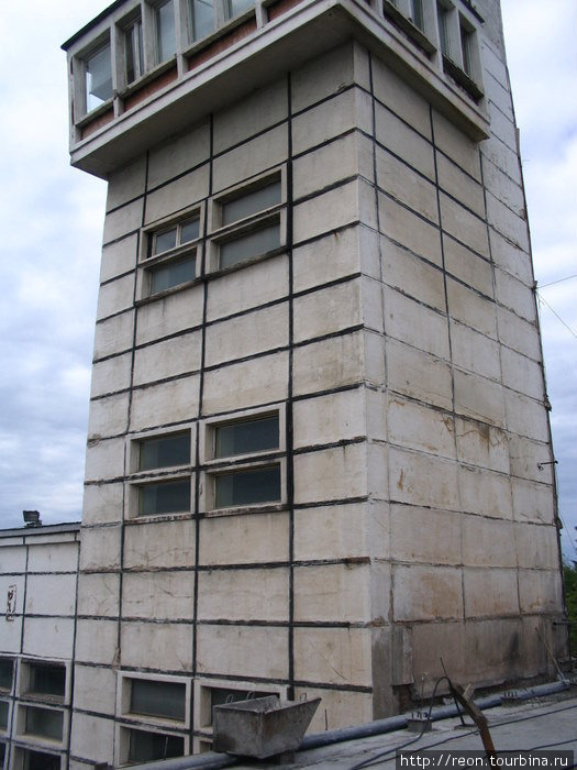 Высокая башня у ворот шлюза видна издалека Вытегра, Россия