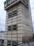Высокая башня у ворот шлюза видна издалека