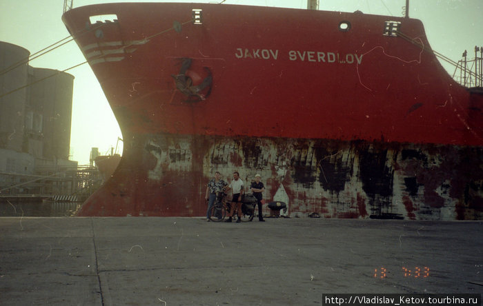 Пароход Яков Свердлов, моряки и автор заметки на его фоне Мексика