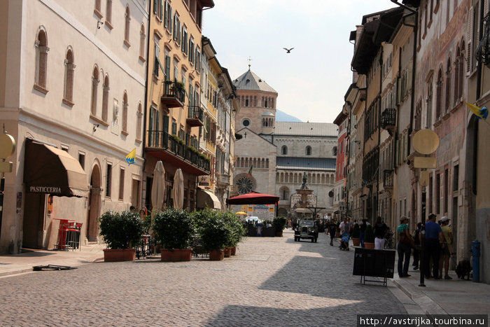 улица, ведущая к площади Дуомо Тренто, Италия