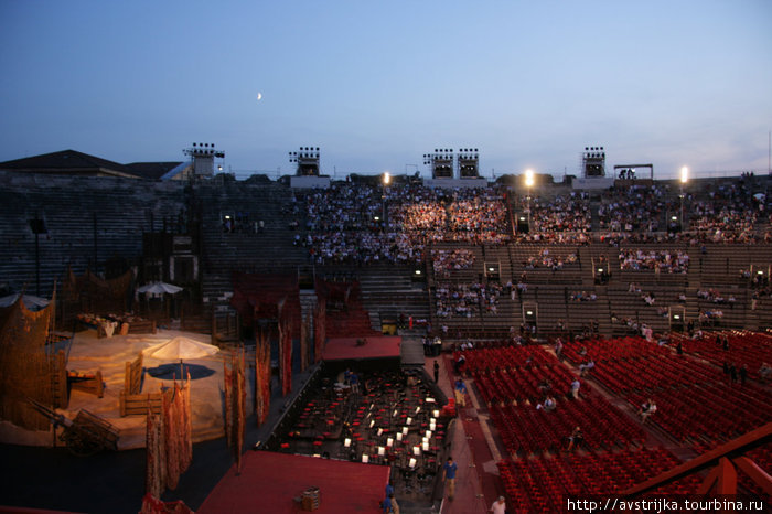 оперная сцена в Арене Верона, Италия