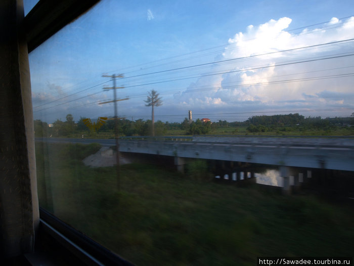 А вид из окна поезда не сильно отличается от российского... Сурат-Тхани, Таиланд