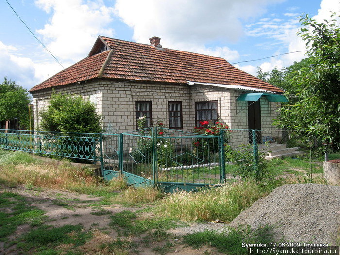 Дома свои, с цветниками, с ухоженными садами и огородами. Первомайск, Украина