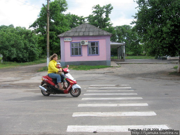 Здесь еще ездят на лошадях, на велосипедах и на мотороллерах... Первомайск, Украина