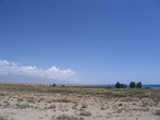 Недалеко от берега Иссык-Куля (он немного виден справа)