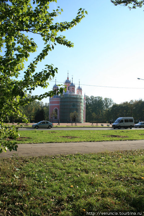 Церковь со стороны дворца. Санкт-Петербург, Россия