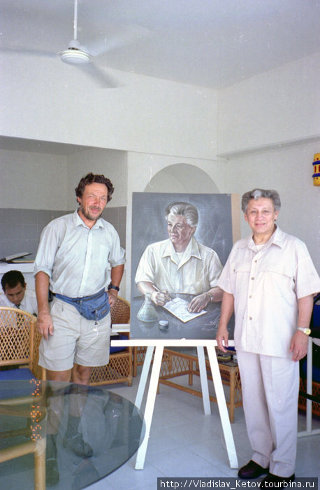 Справа налево: сеньор Анхинеро, его портрет моей работы и я Мексика