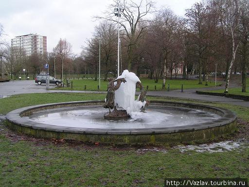Вид на парк и замёрзший фонтан Роттердам, Нидерланды