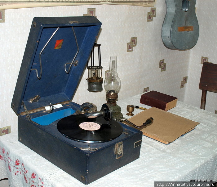 Старый работающий граммофон. Брянская область, Россия