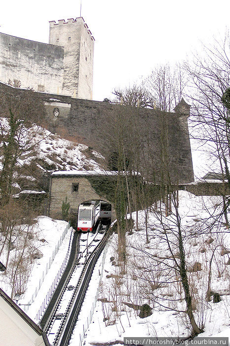 Между старым городом и крепостью Хоэнзальцбург ходит фуникулёр Зальцбург, Австрия