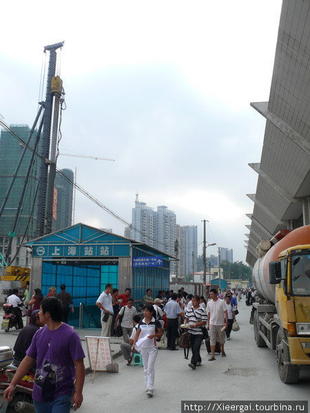 Отправляться нужно было, понятное дело, с ненавистного и омерзительного Шанхайского автовокзала, не южного, а главного.
По пути погружаемся в китайскую жесть. Хаймынь, Китай