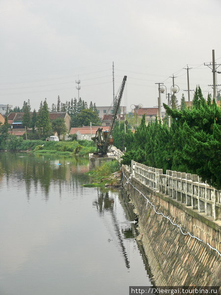 По городку протекают речушки Хаймынь, Китай
