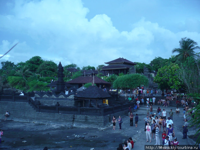 Храм на воде Танах-Лот, Индонезия
