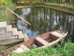 Небольшой пруд был вырыт с южной стороны дома. В семье Чеховых его называли Аквариумом.