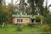 Со стороны сада усадебный дом кажется совсем небольшим, но в нем хватало места всему семейству Чеховых.