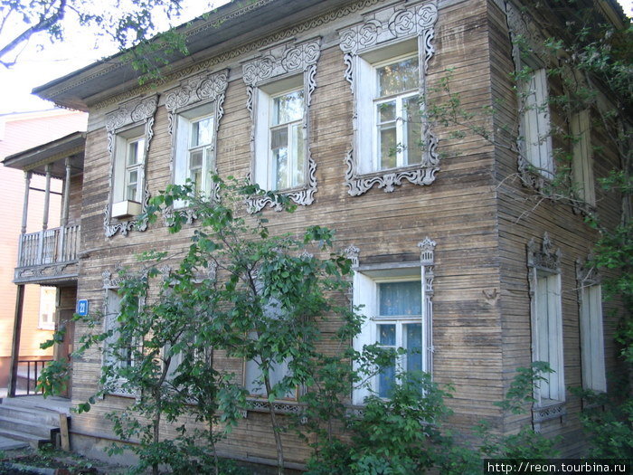 Таких старинных деревянных домов немало в центре Вологда, Россия
