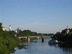 С пешеходного Красного моста через Вологда-реку открывается прекрасный вид на территорию, где когда-то стоял Вологодский кремль (слева) и на Октябрьский мост
