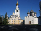 Ансамбль Кремлевской площади — на переднем плане Воскресенский собор в стиле барокко (XVIII век), за ним колокольня, и правее —  Софийский собор