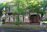 А это дом Бутыриной — деревянное зодчество в стиле модерн. 1902 года постройки. Адрес — улица Благовещенская, 22.