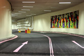 Яркие краски добавили даже на обычную стену въезда на подземную автостоянку