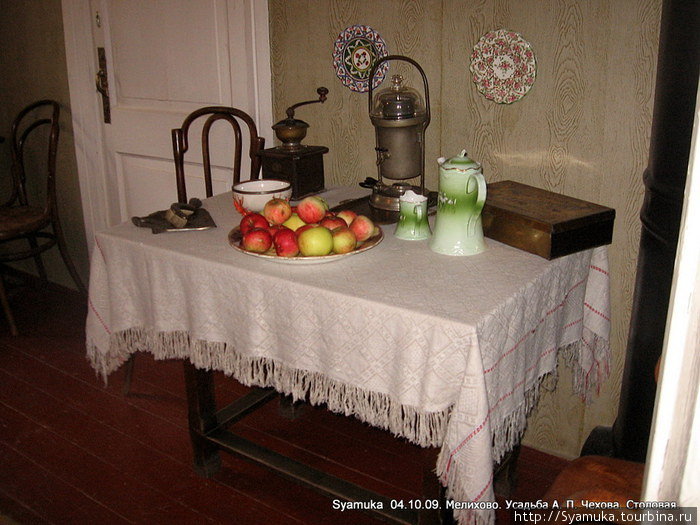 Румяные яблочки присутствуют в интерьере столовой. Чехов, Россия