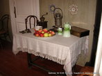 Румяные яблочки присутствуют в интерьере столовой.
