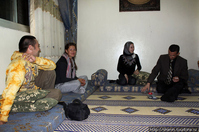 Принято сидеть на полу — даже в деловом костюме Хама, Сирия